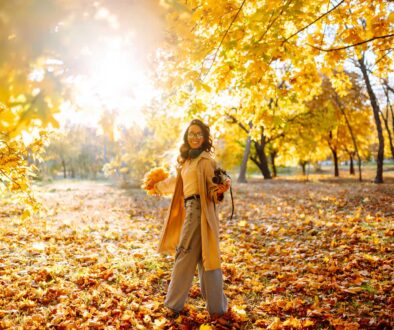 SES-beautiful-woman-taking-pictures-in-the-autumn-fore-2025-03-08-13-55-54-utc