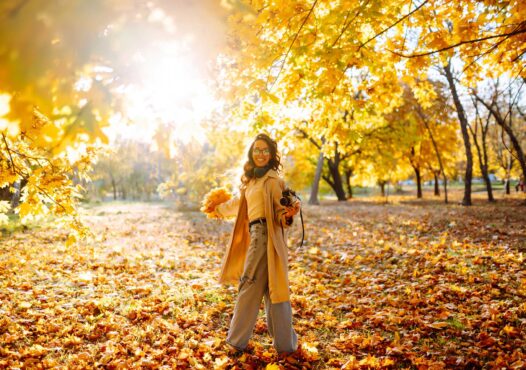 SES-beautiful-woman-taking-pictures-in-the-autumn-fore-2025-03-08-13-55-54-utc